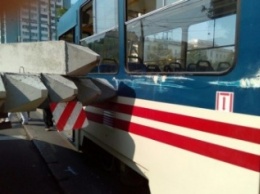 Французский бульвар в Одессе перекрыли трамвай и грузовик (ФОТО)