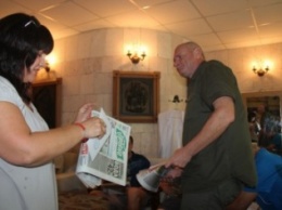 Херсонские журналисты сделали подарок бойцам АТО, находящимся на лечении в госпитале (фото)