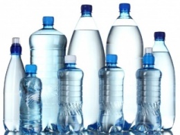 Вода в пластиковых бутылках вредит организму - ученые