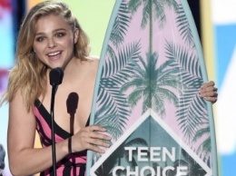 Хлоя Морец получила награду Teen Choice Awards в номинации "лучшая комедийная актриса"
