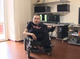 Первый кандидат на трансплантацию головы создает автопилот для инвалидных кресел