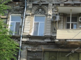 В центре Одессы обвалилась лепнина со здания (фото)