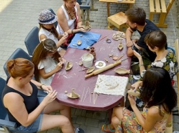 В Музее современного искусства Одессы учили писать акварелью и делать керамику