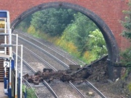 В Англии из-за обрушения моста нарушено ж/д сообщение между Лондоном и рядом городов