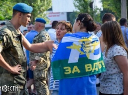 В Николаеве десантники показали военное шоу