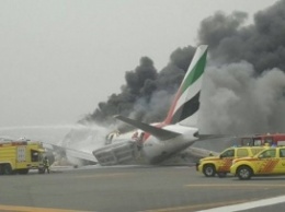В аэропорту Дубая при посадке загорелся самолет
