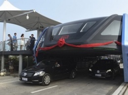 Китай построил и провел испытания первого портального автобуса