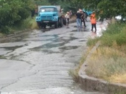 В Николаеве дорожники укладывали асфальт во время дождя