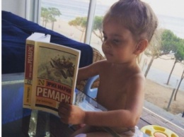 Александр Рева показал трехлетнюю дочь, читающую Ремарка
