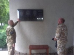 В городе на севере Одесской области открыли мемориальную доску сразу трем павшим на востоке Украины солдатам