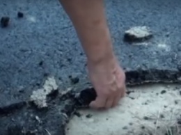 В Украине дорогу постелили на болото (ВИДЕО)