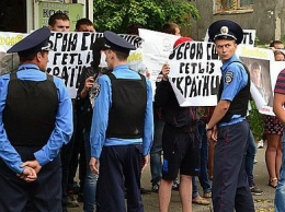 В Киеве против митингующих у американского посольства милиция применила силу