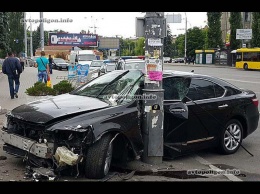 ДТП в Киеве: пьяный(?) водитель Lexus LS460 врезался в электроопору. ФОТО