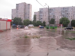 Из-за ливня в Харькове машины плавали в воде (ВИДЕО)