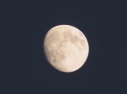 С помощью собственной камеры фотограф детально рассмотрел Луну