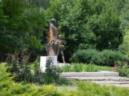 В Черноморске демонтирован памятник Аркадию Гайдару (фото)