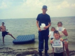На Херсонщине спасатели рассказали об опасностях на воде и раздали листовки