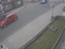 В Польше неадекват на Mazda-323 едва не раздавил водителя об его же авто. ВИДЕО