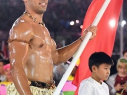 Соцсети взорвал полуобнаженный знаменоносец Тонга на открытии Игр-2016