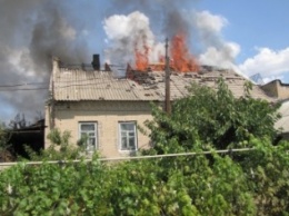 В Мелитополе несколько часов не могли потушить пожар в лакокрасочном цеху