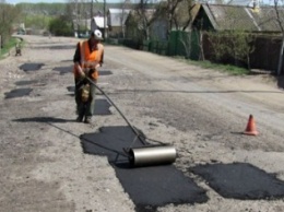 В Бердянском районе приступили к ямочному ремонту дорог