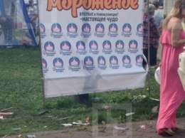 В Новокузнецке взрослые чуть не затоптали детей ради бесплатного мороженного