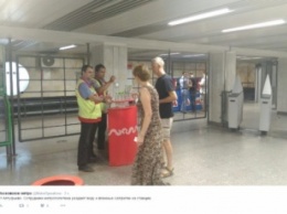 В московском метрополитене снова бесплатно раздают воду из-за жары