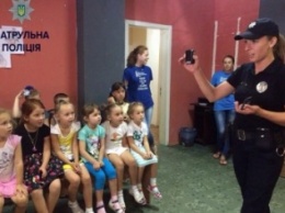 Полтавские патрульные провели лекцию в школе иностранных языков