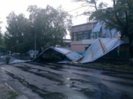 Часть Харькова засыпало градом. Ураган снес крышу (ФОТО, ВИДЕО)