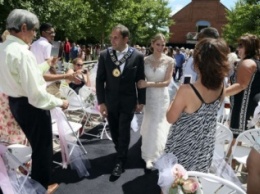 В Канаде мэр города пригласил всех его жителей на свою свадьбу
