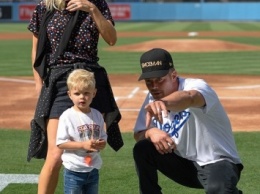 Ферги с мужем и сыном на бейсбольном матче