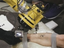 Заработал первый в мире робот-татуировщик