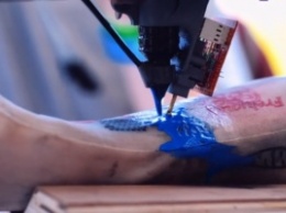 Французы выпустили робота-татуировщика