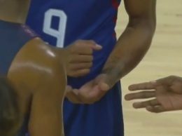 Олимпиада-2016: Американские баскетболисты от скуки сыграли в "камень-ножницы-бумагу" на площадке