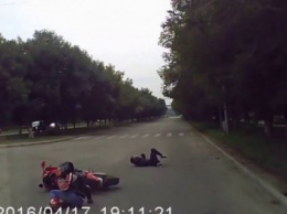 Мотоциклист в Петрозаводске, выживший после сальто через сбившее его авто, попал на видео