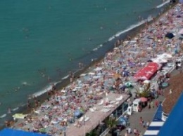 Россия: На пляжах Сочи закончились лежаки и зонтики