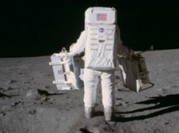 Теперь до нее - как до Луны. NASA случайно продало сумку, побывавшую на Луне. Покупатель не отдает