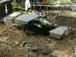 В Черноморске вандалы разрисовали могильные плиты (фото)
