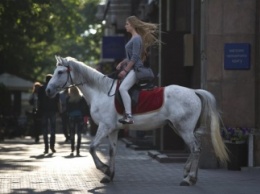 В Одессе две наездницы пустили лошадей галопом через толпу