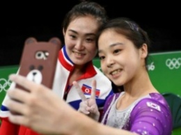 Гимнастки из Северной и Южной Кореи сделали совместное селфи