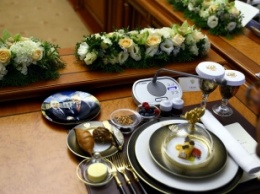 В Кремле на обеде с Эрдоганом подали тарелки с изображением их с Путиным рукопожатия