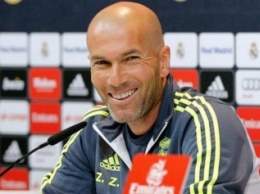 Игроки «Реала» облили водой тренера Зидана на пресс-конференции