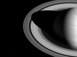 NASA опубликовало снимок Сатурна с тенью на плоскости колец