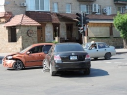 Шевроле и Хонда столкнулись на центральном проспекте (фото)