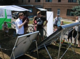 В Гребенке устроили кинопоказ с помощью солнечных батарей