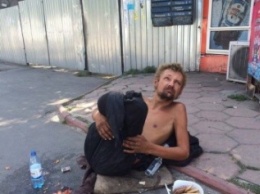 В Одессе безногий бездомный поставил в тупик соцработников, полицию и врачей (ФОТО)
