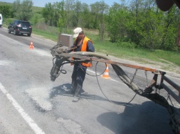 Запорожские дорожники "залатали" ямы на дорогах государственного значения