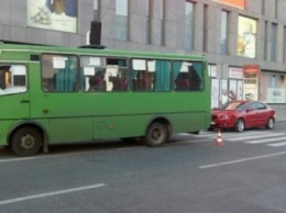 Возле "Пассажа" маршрутка въехала в легковушку (ФОТО)