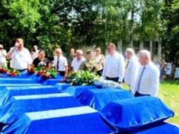 Под Харьковом похоронили солдат (фото)