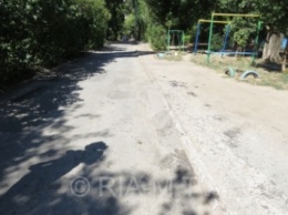 Латочный ремонт дороги раскритиковали жители двора (видео)